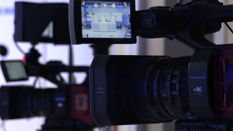 Cámara de vídeo profesional en una grabación de CMP
